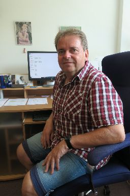 <b>Demela&nbsp;Jindřich</b><br>ředitel školy<br>kontrabas, kytara,<br>cimbálová muzika